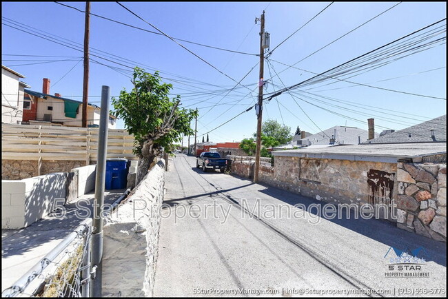 Building Photo - 1212 N Laurel St