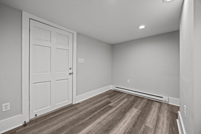 Building Photo - Newly Renovated 2 bed 1 bath!