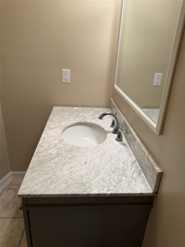 Building Photo - 712 Memorial Mews St