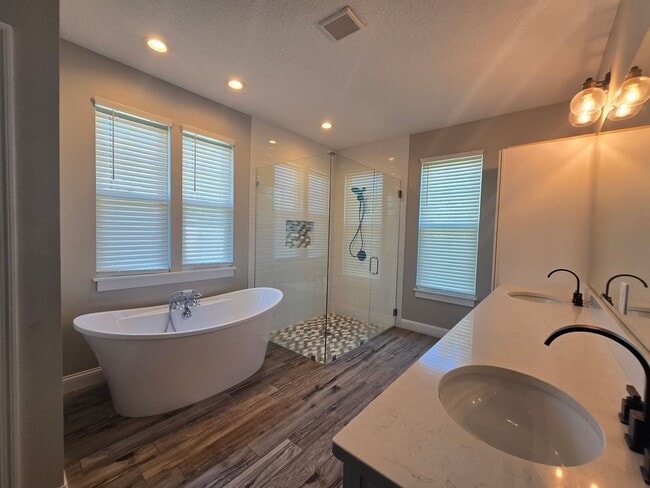 Building Photo - Beautiful 3-Bedroom, 3-Bath Home with Bonu...