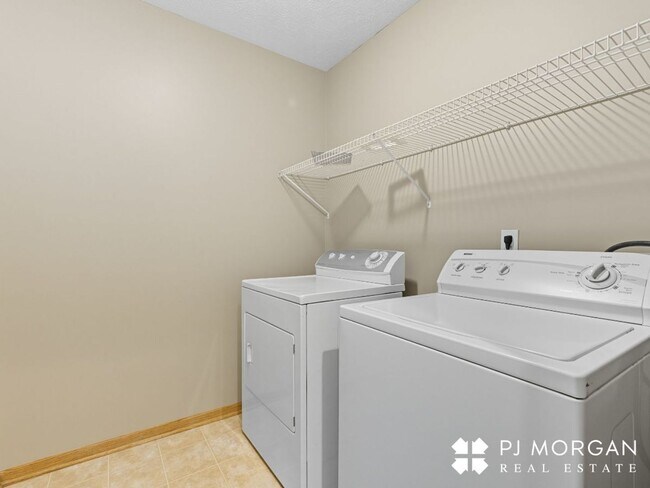 Building Photo - 3 Bedroom, 3 Bathroom - Available Immediately