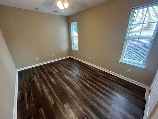 Building Photo - 60 Mineola Ave