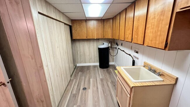 Building Photo - 1597 Navajo Dr