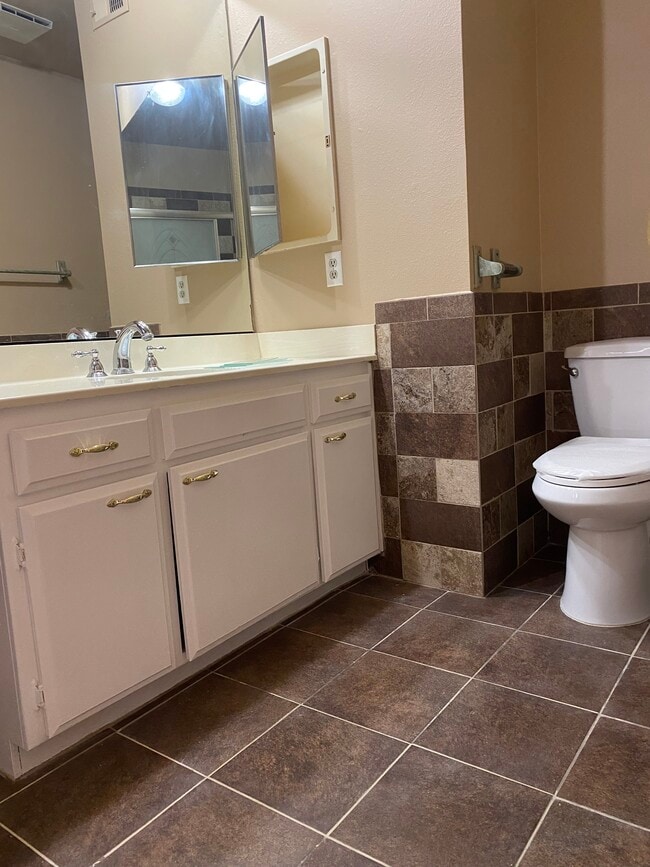 Building Photo - 13211 Vanowen St