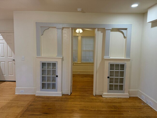 Building Photo - Beautiful 3 Bedroom Apartment