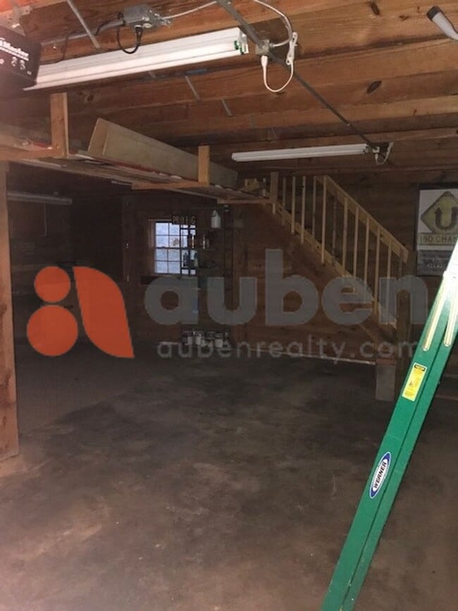Building Photo - Log cabin home minutes to Downtown Chattan...