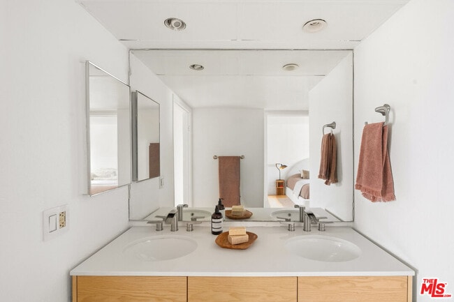 Building Photo - 4658 Don Lorenzo Dr
