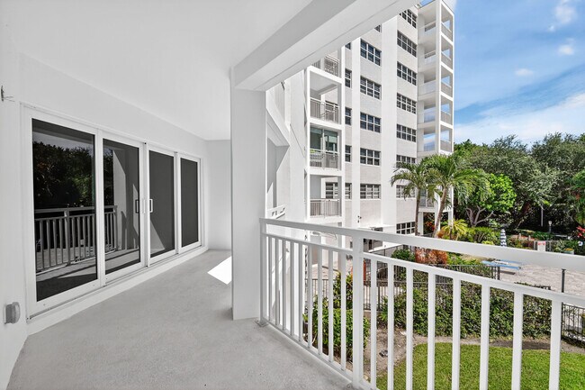 Building Photo - 1000 Lowry St