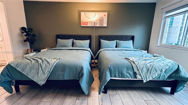 Building Photo - 9971 W Bay Harbor Dr