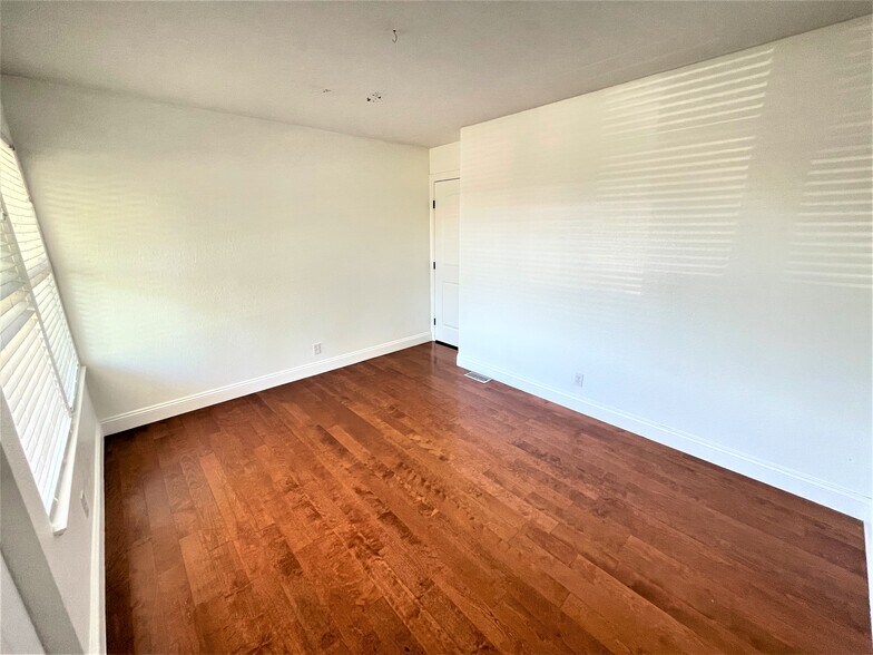 Building Photo - 631 Skyline Dr