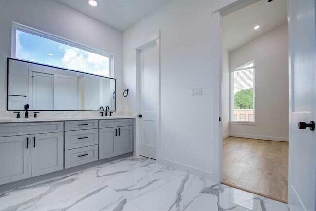 Building Photo - 3206 Live Oak St