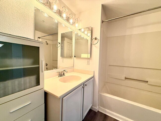 Building Photo - Secure Downtown Oakland 2 BR,2 BA with Garage Parking, EV Charging
