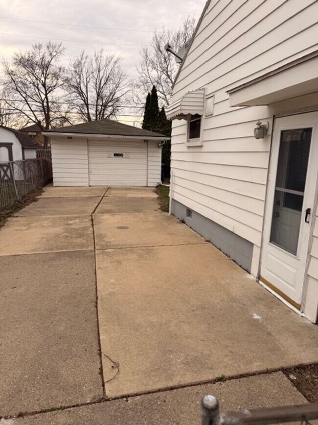 Building Photo - Freshly Transformed 3 Bed Home with Modern Upgrades!