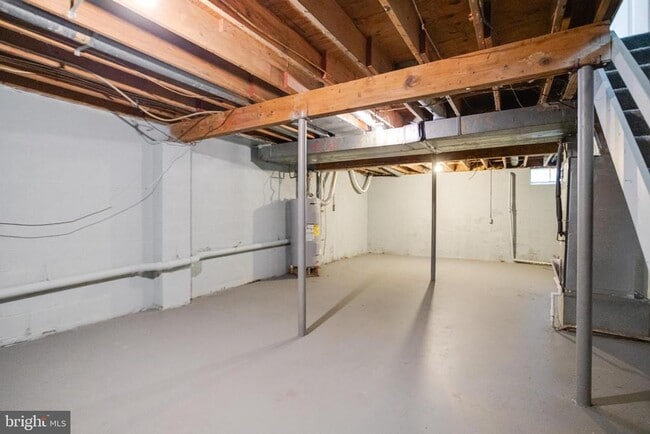 Building Photo - 182 E Village Rd