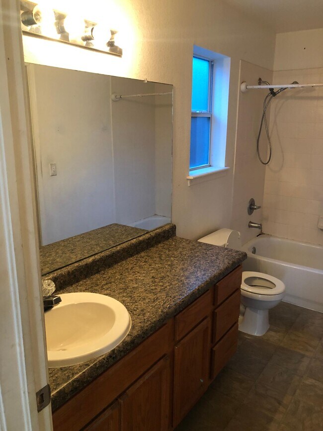 Building Photo - 14335 Island Point Dr