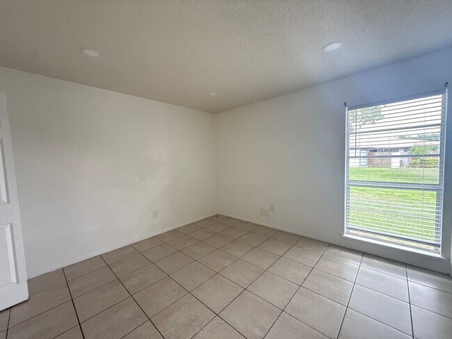 Building Photo - 5320 SE 28th Ln