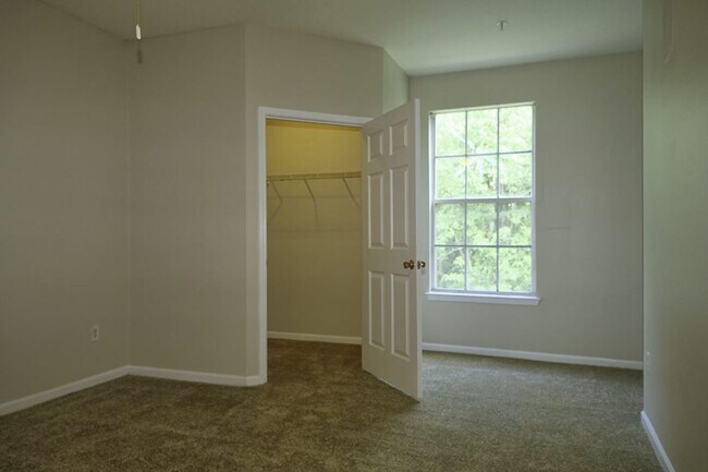 Building Photo - Capri at Hunters Creek - 2 WEEKS RENT FREE...
