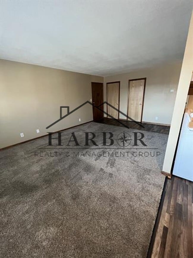 Building Photo - Cozy 2 Bed, 1 Bath – Perfect for Roommates...