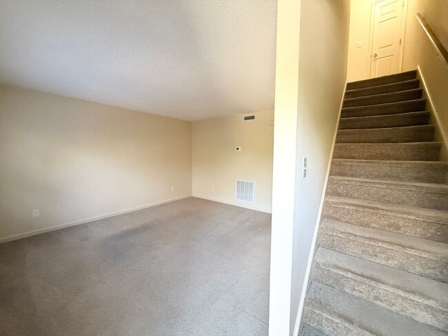 Building Photo - Private 2BD/1.5BA Townhouse in Prime NW Hi...