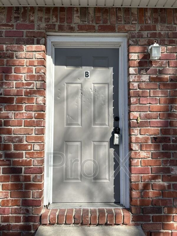 Building Photo - 207 E Carlton St