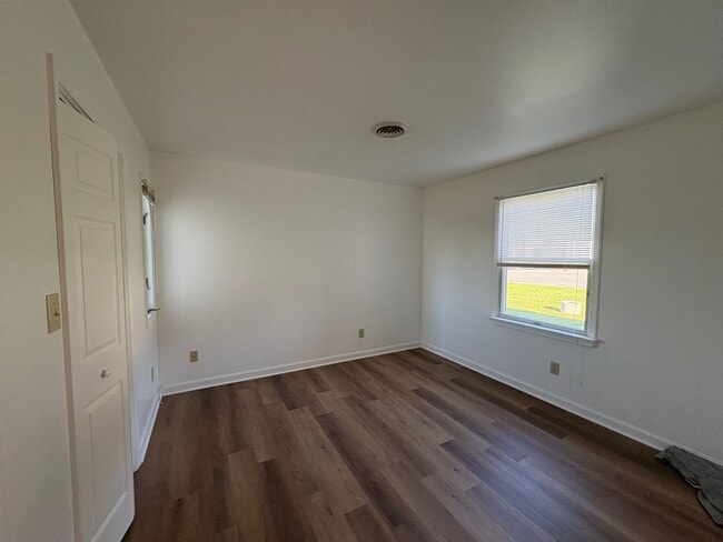 Building Photo - Single Level Half Duplex w/ Garage