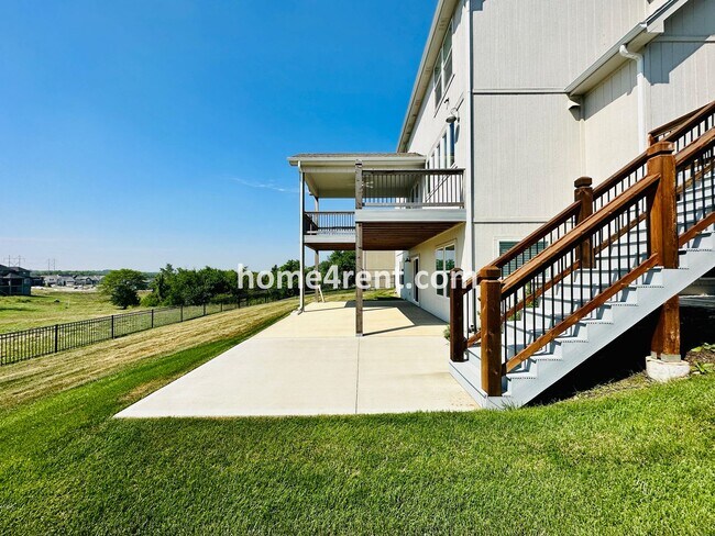 Building Photo - Exceptional Olathe Home in the Cedar Creek Subdivision w/ Wood Floors and a Finished Basment!