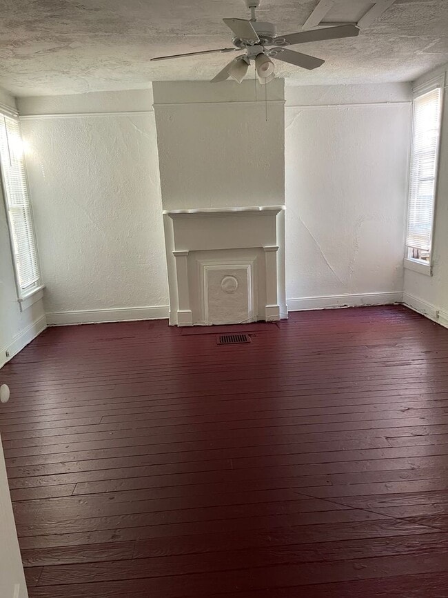 Building Photo - Spacious 4 bdrm/2 bath Home Located in Richmond's Fan District w/Balcony!!  Walking Distance to V...