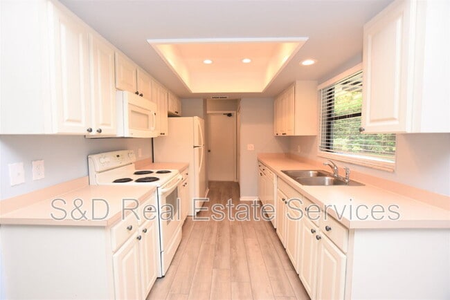 Building Photo - 6305 Christina Groves Cir E