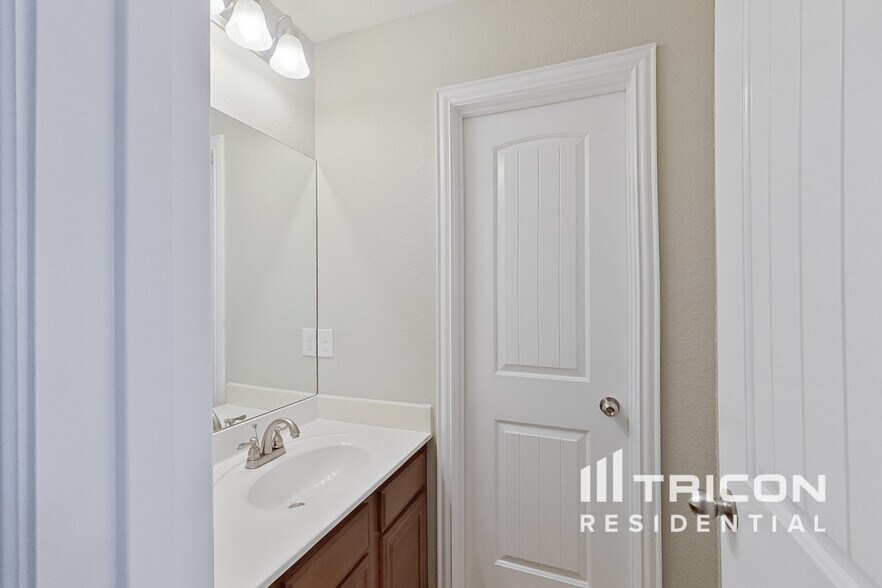 Building Photo - 8757 Royalwood Dr