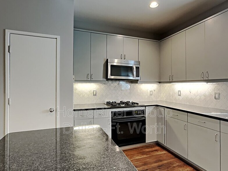 Building Photo - 2914 Woodside St
