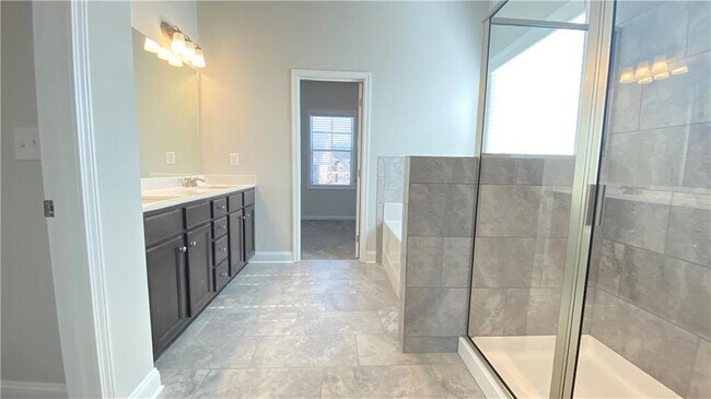 Building Photo - 4570 Silver Oak Dr SW