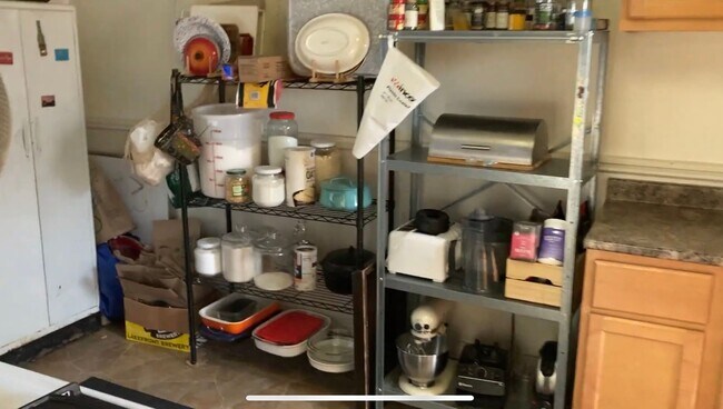 Building Photo - 2661-61B N Fratney St