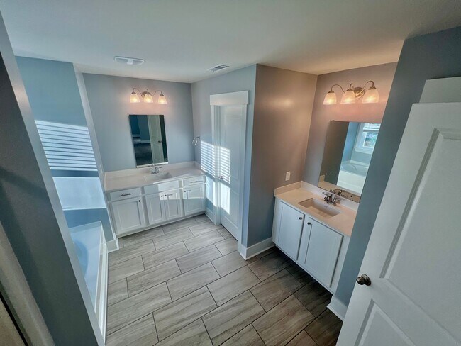 Building Photo - Prestigious 4 Bedroom Home on the Crystal ...