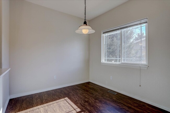 Building Photo - End-Unit 3bed/2.5bath/1-car garage in Long...