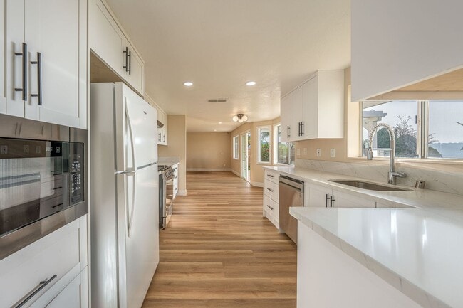 Building Photo - Fully furnished Canyon View 5 Bed Single Family