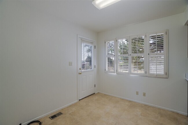 Building Photo - 3 Bedroom, 2 Bath Home with Views in Prescott!
