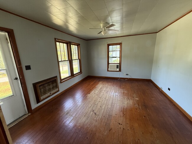Building Photo - 347 S Cedar St