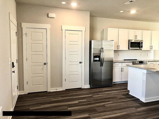 Building Photo - "Charming 3-Bed Townhouse with Granite Acc...