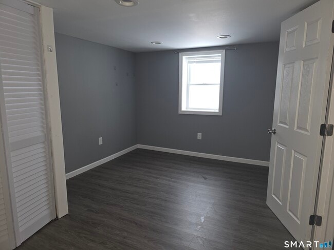 Building Photo - 856 Shagbark Dr