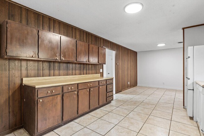 Building Photo - 2205 Island Blvd
