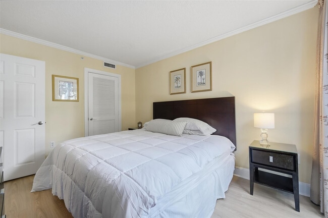 Building Photo - 2951 S Bayshore Dr