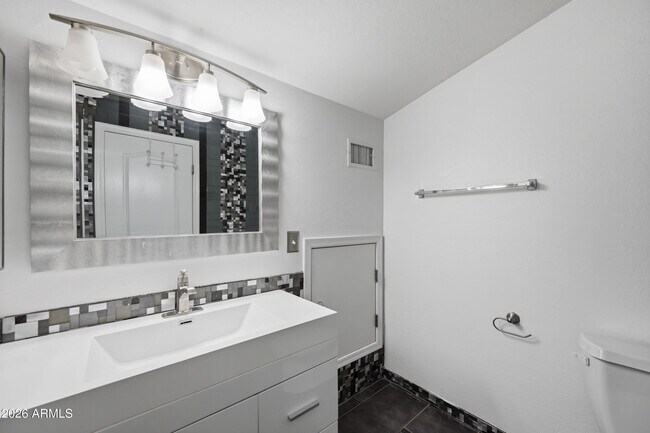 Building Photo - 5724 S 21st Pl