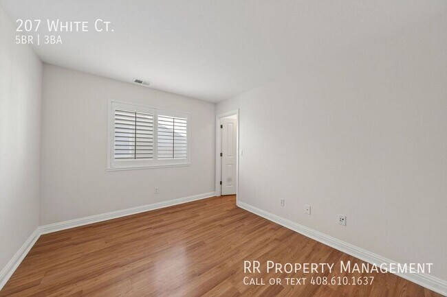 Building Photo - 207 White Ct