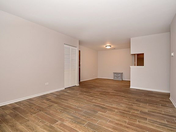 Building Photo - "Charming 2-Bedroom Oasis with 2 Full Bath...