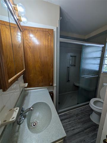 Building Photo - 1605 Maple Dr