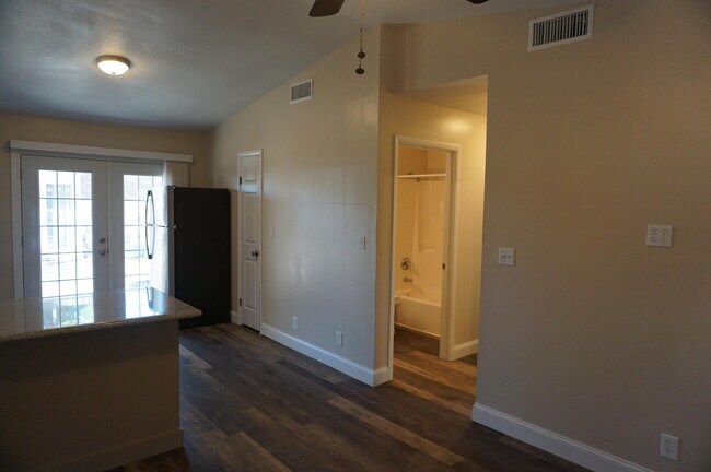 Building Photo - 811 Airport Rd