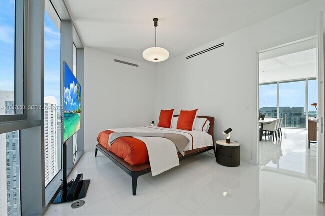 Building Photo - 300 Biscayne Blvd Way