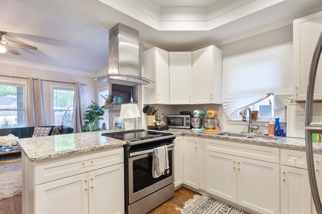 Building Photo - Beautifully Updated Two-Story 3/2.5 w/ Hug...