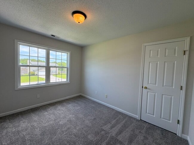 Building Photo - Welcome to Creeker Town South!
