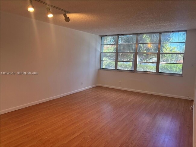 Building Photo - 2741 Taft St